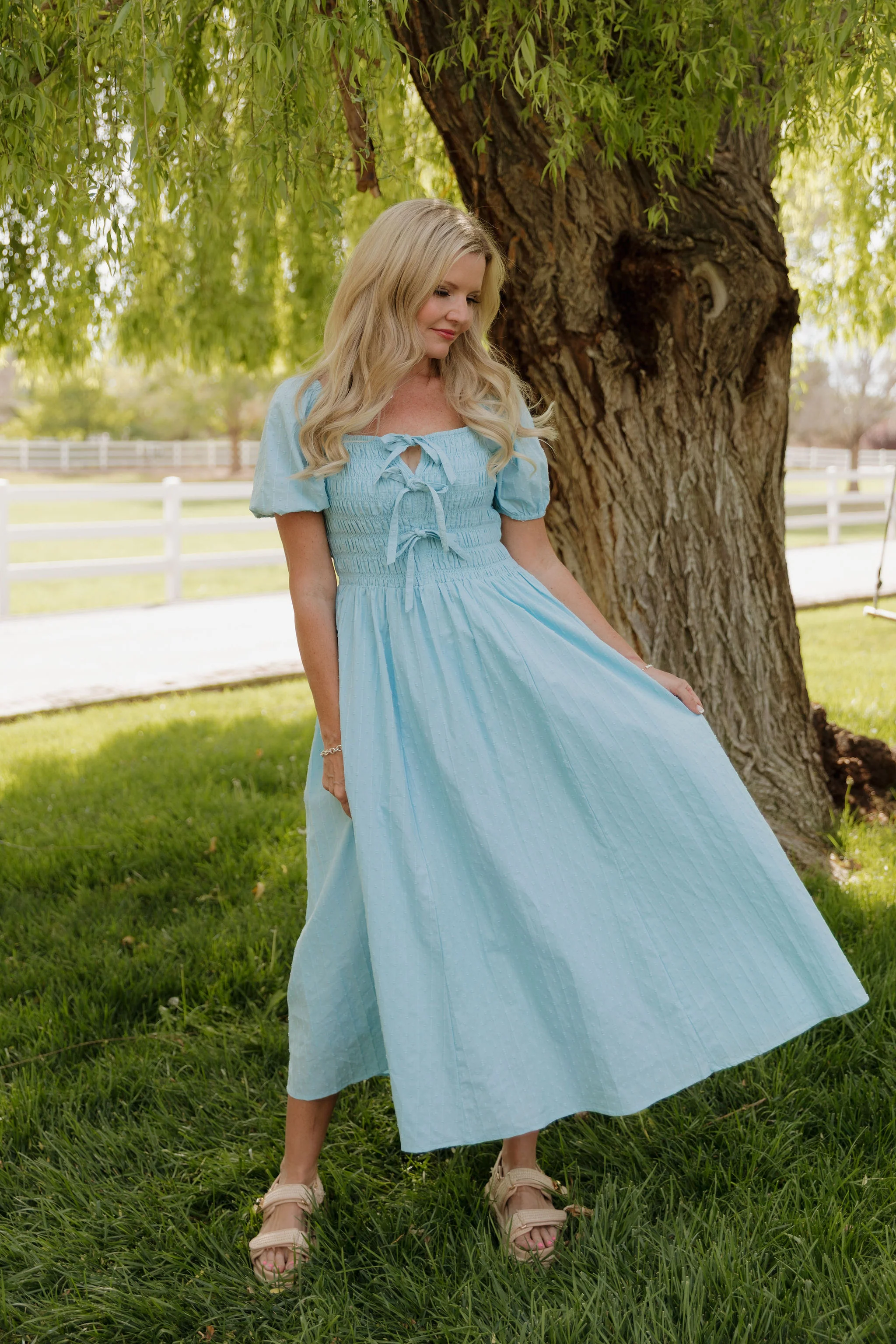 THE SUZANNAH BOW DETAIL DRESS IN BLUE - Image 3
