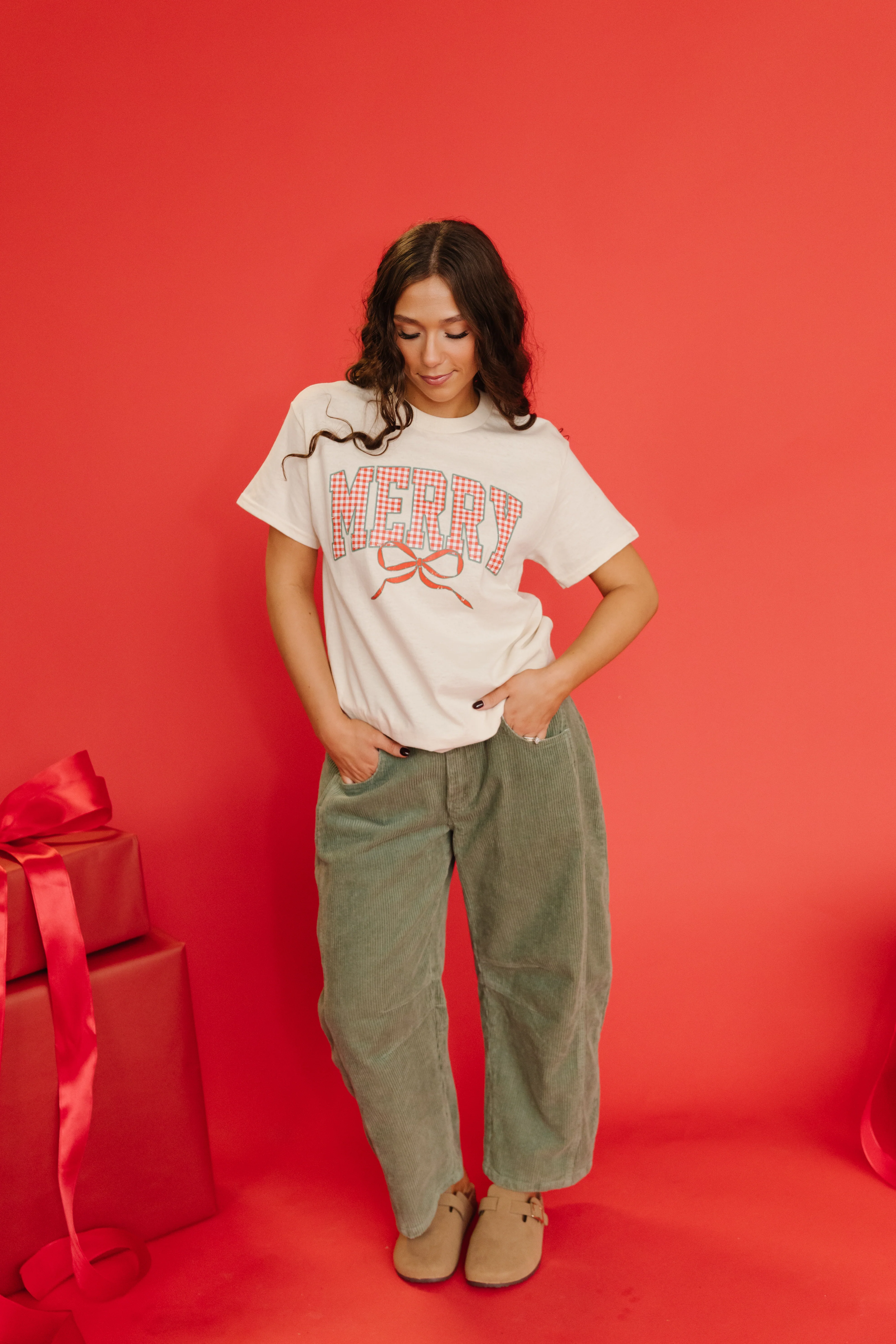 THE VERY MERRY BOW GRAPHIC TEE IN CREAM - Image 2