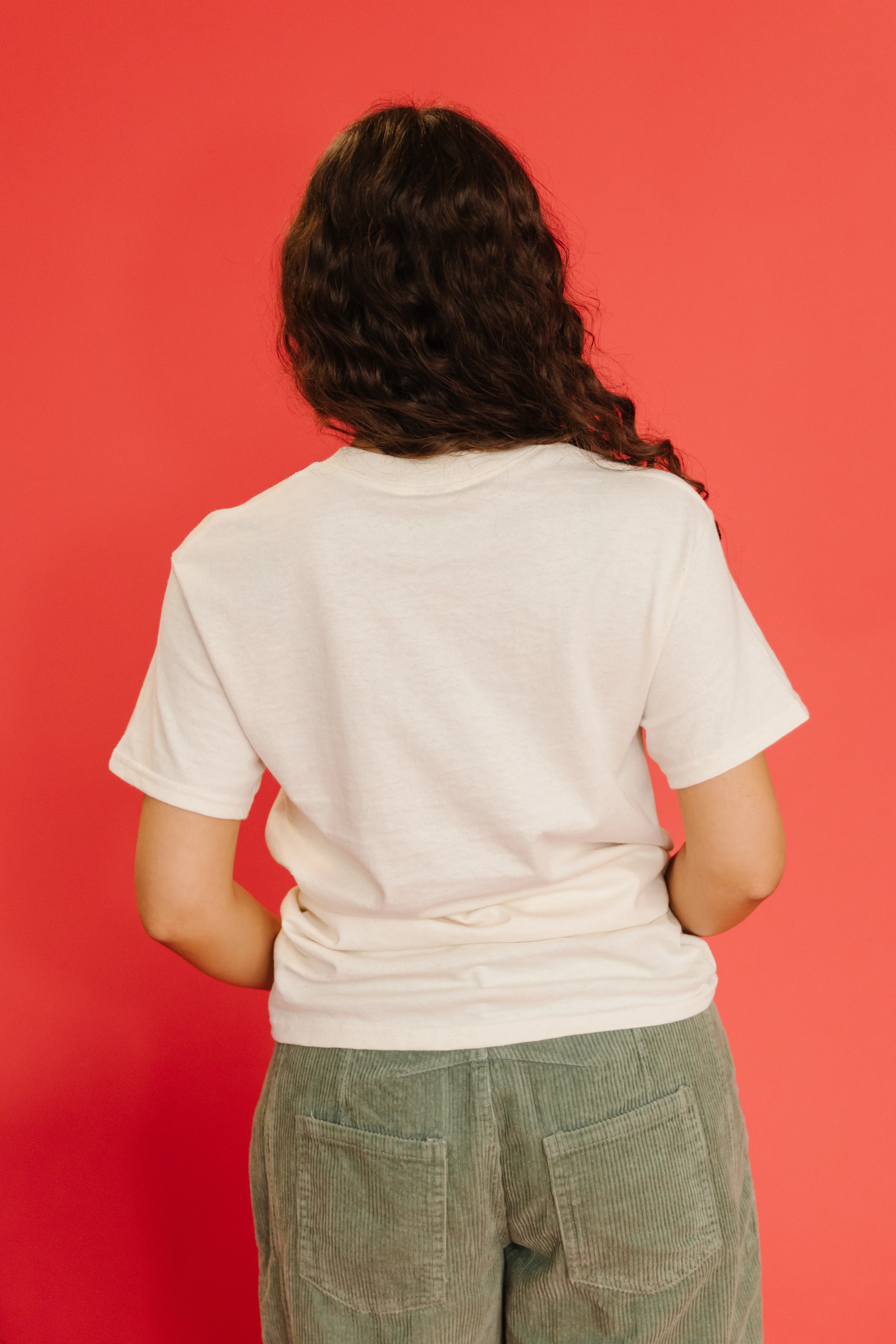 THE VERY MERRY BOW GRAPHIC TEE IN CREAM - Image 5