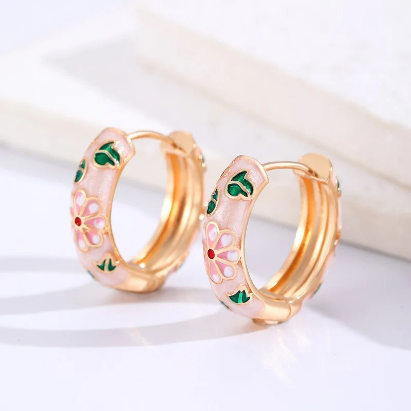 THE VINTAGE FLORAL HOOP EARRINGS IN GOLD - Image 3