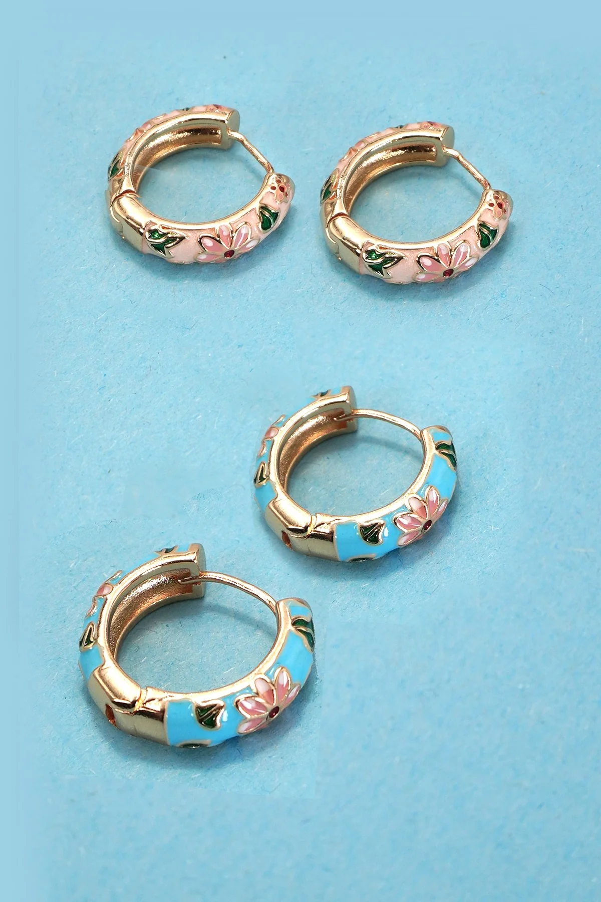 THE VINTAGE FLORAL HOOP EARRINGS IN GOLD - Image 4