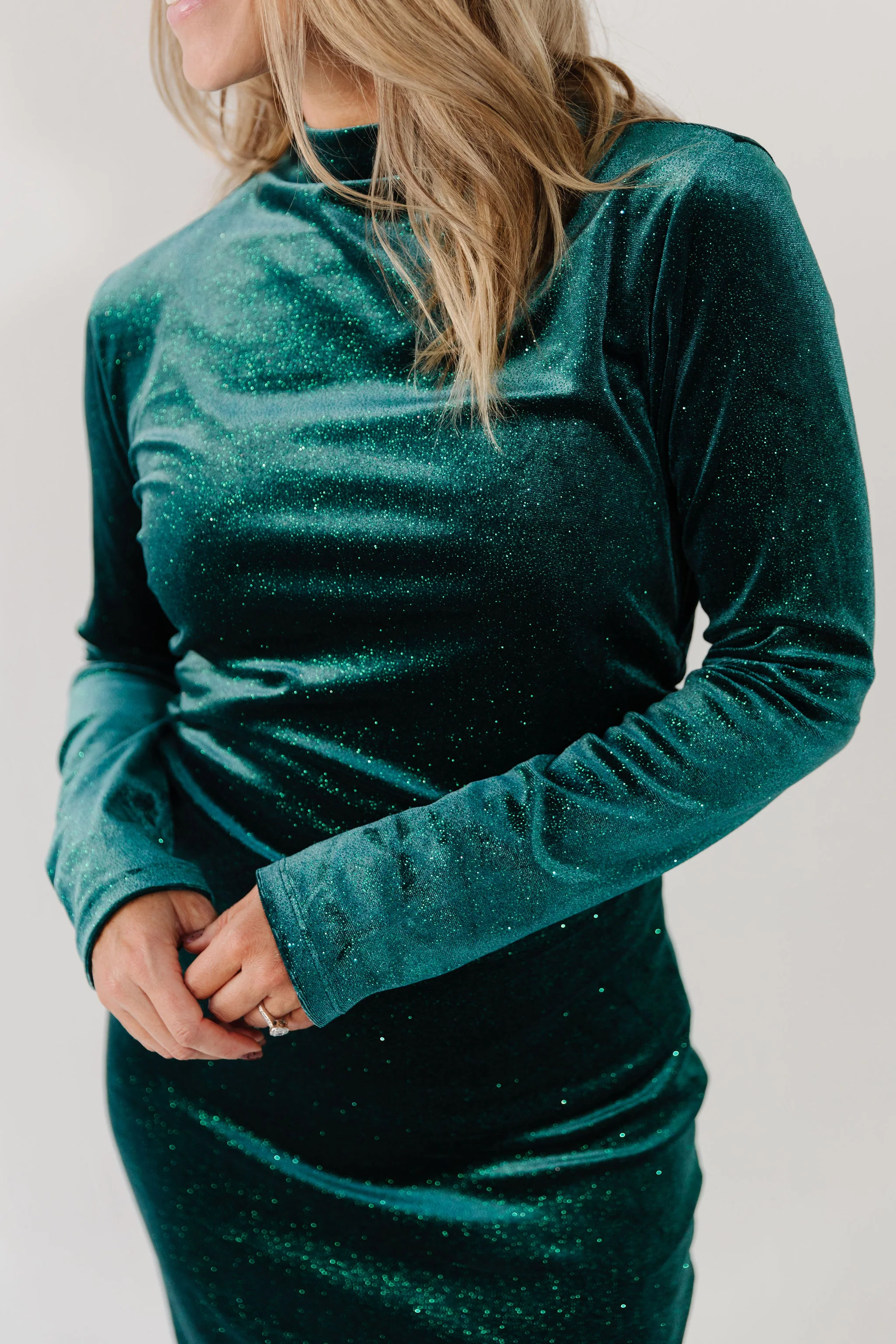 THE WHITNEY GLITTERY VELVET DRESS IN EMERALD - Image 2