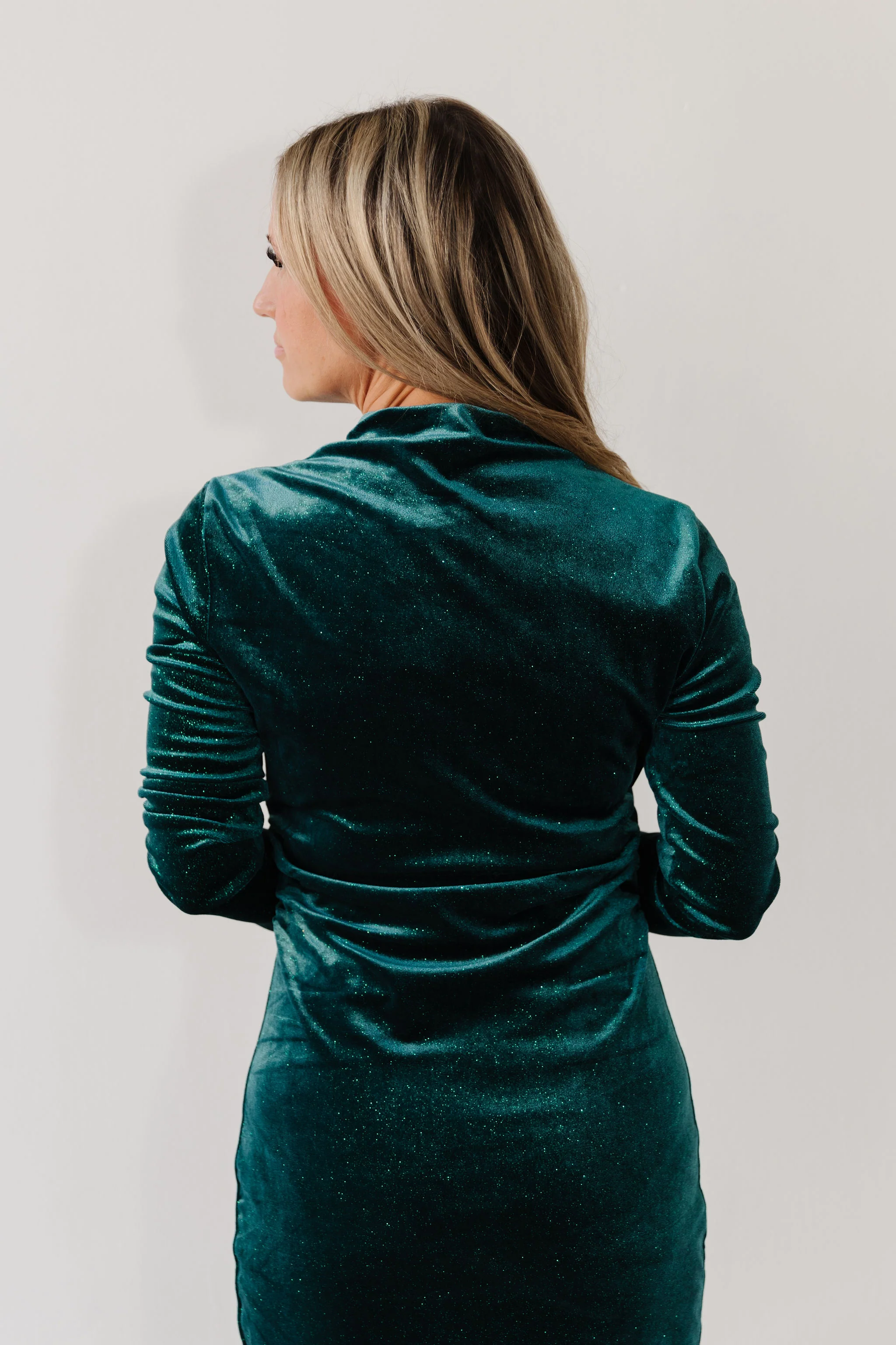 THE WHITNEY GLITTERY VELVET DRESS IN EMERALD - Image 4